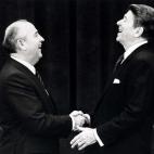Ronald Reagan y Mikhail Gorbachev se dan la mano en noviembre de 1985.