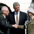 Bill Clinton presencia el acuerdo de paz entre Israel y Palestina en 1993, escenificado en el saludo de Rabin y Yasser Arafat en la Casa Blanca.