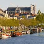 Nantes recuerda a muchos a la ciudad italiana porque está bañada por varios ríos y afluentes y muchos habitantes tienen embarcaciones de recreo, aunque tienen prohibido navegar por el Loira por sus peligrosas corrientes.