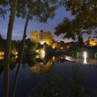 Este pueblo con encanto a 35 kilómetros de Nantes está dominado por su castillo medieval y una estética que lo convierten en la Toscana francesa. En ambas orillas de los ríos que lo atraviesan se plantaron numerosas especies vegetales. Aunqu...