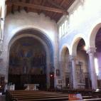 El interior de Notre Dame también intenta imitar el estilo italiano, con el techo de madera y el fresco del altar (que data de los años 30).