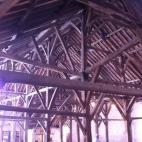 El mercado conserva el techo de madera del siglo XVII. Es uno de los más altos de Francia, y se encuentra en un pueblo tan pequeño por el deseo del duque de Bretaña de prestigiarse. Los viernes, decenas de puestos se distribuyen bajo su techo...