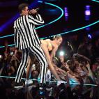 NEW YORK, NY - AUGUST 25: Robin Thicke and Miley Cyrus perform during the 2013 MTV Video Music Awards at the Barclays Center on August 25, 2013 in the Brooklyn borough of New York City. (Photo by Michael Loccisano/FilmMagic)