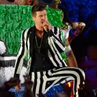 NEW YORK, NY - AUGUST 25: Robin Thicke performs during the 2013 MTV Video Music Awards at the Barclays Center on August 25, 2013 in the Brooklyn borough of New York City. (Photo by Kevin Mazur/WireImage for MTV)