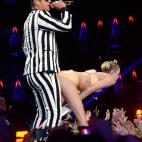 NEW YORK, NY - AUGUST 25: Robin Thicke and Miley Cyrus perform during the 2013 MTV Video Music Awards at the Barclays Center on August 25, 2013 in the Brooklyn borough of New York City. (Photo by Kevin Mazur/WireImage for MTV)