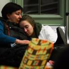 Pasajeros en refugios temporales en las estaciones de tren. (Photo by Beata Zawrzel/NurPhoto via Getty Images)