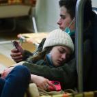 Ciudadanos descansando en los refugios temporales en las estaciones de tren (Photo by Beata Zawrzel/NurPhoto via Getty Images)