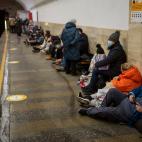 La gente se sienta en el and&eacute;n de una estaci&oacute;n del metro, us&aacute;ndola como refugio antibombas, en Kiev, Ucrania. (AP Foto/Emilio Morenatti)