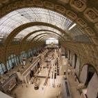 El museo está ubicado en la antigua estación de trenes de Orsay, mientras que el arte que muestra está a caballo entre los maestros antiguos recogidos en el Museo del Louvre y el arte contemporáneo del Centro Pompidou. Manet, Renoir, Courbet...