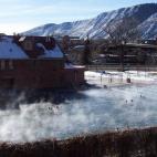 En el corazón de las Montañas Rocosas del Colorado, se encuentra la que se considera la piscina de agua termal mineral más grande del mundo. Con 100 metros de largo y una temperatura de 34ºC, este lugar se ha convertido en la meca de los ama...