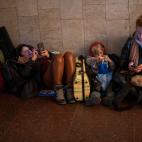 Ciudadanos descansan en el metro de Kiev, usado como refugio antibombas. (AP Photo/Emilio Morenatti)