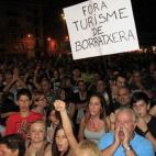 Manifestantes contra el turismo de borrachera.