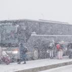 Un grupo de desplazados tras la invasión rusa, montando en un autobús para abandonar la frontera de Rumanía con Ucrania.