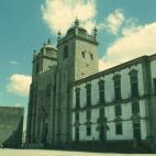 Después de esa visita al que fácilmente podría ser el lugar más auténtico de Porto, estaba listo por fin para dirigirme a la zona de la catedral. Las callejuelas que comunican la zona de Aliados, de finales del siglo XIX, con la catedral,...