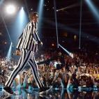 NEW YORK, NY - AUGUST 25: Robin Thicke performs onstage during the 2013 MTV Video Music Awards at the Barclays Center on August 25, 2013 in the Brooklyn borough of New York City. (Photo by Jeff Kravitz/FilmMagic for MTV)