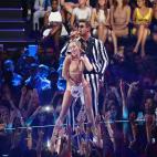 NEW YORK, NY - AUGUST 25: Miley Cyrus and Robin Thicke performs onstage during the 2013 MTV Video Music Awards at the Barclays Center on August 25, 2013 in the Brooklyn borough of New York City. (Photo by Neilson Barnard/Getty Images for MTV)