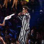 NEW YORK, NY - AUGUST 25: Miley Cyrus and Robin Thicke performs onstage during the 2013 MTV Video Music Awards at the Barclays Center on August 25, 2013 in the Brooklyn borough of New York City. (Photo by Neilson Barnard/Getty Images for MTV)