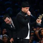 NEW YORK, NY - AUGUST 25: Jimmy Fallon presents Justin Timerlake with a VMA onstage during the 2013 MTV Video Music Awards at the Barclays Center on August 25, 2013 in the Brooklyn borough of New York City. (Photo by Neilson Barnard/Getty Imag...