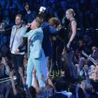 NEW YORK, NY - AUGUST 25: Macklemore accepts the VMA onstage during the 2013 MTV Video Music Awards at the Barclays Center on August 25, 2013 in the Brooklyn borough of New York City. (Photo by Rick Diamond/Getty Images for MTV)