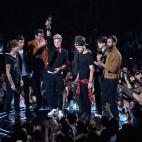 NEW YORK, NY - AUGUST 25: One Direction and Vampire Weekend speak onstage during the 2013 MTV Video Music Awards at the Barclays Center on August 25, 2013 in the Brooklyn borough of New York City. (Photo by Rick Diamond/Getty Images for MTV)