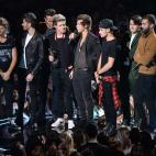 NEW YORK, NY - AUGUST 25: One Direction and Vampire Weekend speak onstage during the 2013 MTV Video Music Awards at the Barclays Center on August 25, 2013 in the Brooklyn borough of New York City. (Photo by Rick Diamond/Getty Images for MTV)