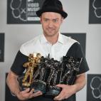 Justin Timberlake with his four awards at the MTV Video Music Awards August 25, 2013 at the Barclays Center in New York. AFP PHOTO/Stan HONDA (Photo credit should read STAN HONDA/AFP/Getty Images)