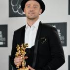 Justin Timberlake with the Michael Jackson Video Vanguard Award at the MTV Video Music Awards August 25, 2013 at the Barclays Center in New York. AFP PHOTO/Stan HONDA (Photo credit should read STAN HONDA/AFP/Getty Images)