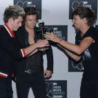 NEW YORK, NY - AUGUST 25: (L-R) Liam Payne, Zayn Malik, Niall Horan, Harry Styles and Louis Tomlinson of One Direction pose with award for Song of the Summer the 2013 MTV Video Music Awards at the Barclays Center on August 25, 2013 in the Brook...