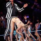 NEW YORK, NY - AUGUST 25: Robin Thicke and Miley Cyrus perform bonstage during the 2013 MTV Video Music Awards at the Barclays Center on August 25, 2013 in the Brooklyn borough of New York City. (Photo by Jemal Countess/FilmMagic)