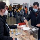 El candidato del PSOE a la presidencia de la Junta de Castilla y León, Luis Tudanca, vota en el colegio electoral instalado en el Centro Cívico del S-3 en Burgos.