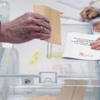 Una persona ejerce su derecho al voto en las elecciones autonómicas de Castilla y León 2022, este domingo en Valladolid.