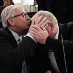 Y aquí besa a su número dos, el vicepresidente de la Comisión Europea, Frans Timmermans.