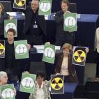 El Partido de los Verdes Europeo protesta contra las nucleares y a favor de las renovables antes de un debate con la Comisión y el Consejo sobre la catástrofe de Fukushima, en 2011. Isabelle Zerkoud, del equipo de prensa del partido, aparece j...