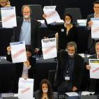 Aquí los eurodiputados protestan contra la censura en Hungría mientras el primer ministro del país magiar se dirigía a la Cámara en enero de 2011.