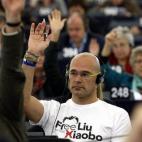 Las camisetas con mensaje son otro clásico en las reivindicaciones de los eurodiputados. En esta foto, Raül Romeva, ahora conseller en el Gobierno de Carles Puigdment, lleva una de las camisetas que algunos eurodiputados se pusieron para exigi...