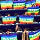 En 2003 las protestas contra la invasión de Irak pasaron de la calle al hemiciclo. Aquí varios eurodiputados con banderas arco iris con la inscripción "paz", en italiano "pace", durante el debate sobre aquella guerra. 