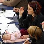 La eurodiputada danesa Hanne Dahl con su bebé durante una votación, allá por marzo de 2009.