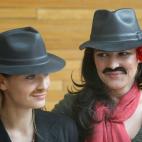 Un paso más allá, con sombrero y bigote. Así exigieron la igualdad de género las eurodiputadas Franziska Brantner, de Alemania (izquierda), y Marisa Matias, de Portugal, el 8 de marzo de 2011 en Estrasburgo.