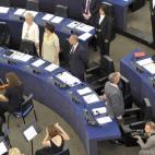 El mismo día, los diputados de su partido se pusieron de espaldas  a la orquesta mientras tocaban el himno de la UE.