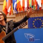 El cantante Juanes en plena faena en el auditorio normalmente reservado para los eurodiputados y los líderes mundiales en Bruselas, en abril de 2006. El colombiano está muy implicado en la lucha contra las minas antipersonas. 