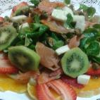 Con naranja, canónigos, fresas, kiwis, salmón y queso. La receta completa la puedes ver en Cookpad.