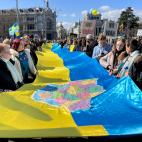 La larga bandera ucraniana que ha recorrido la manifestaci&oacute;n desde Col&oacute;n a Cibeles.