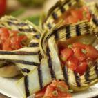 Unas alcachofas con tomate y guindillas son un entrante sano y muy rico. Mira la receta completa aquí.