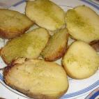 Las patatas son deliciosas. Colócalas a la parrilla, agrégales perejil y cámbiale la vida a muchos. Mira la receta completa aquí.