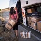 Fifi Navarro mete sus pertenencias en el maletero del autobús que la llevará, junto a más de 1.000 vecinos suyos, a Perpignan.