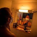 Antonio García, de 50 años, se afeita después del trabajo. Este hombre hace la vendimia en Francia desde que tenía 15 años.