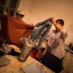 Isabel Marín, de 58 años, y Laura Rodríguez, de 38, doblan la ropa en la casa en la que viven durante la cosecha, en Perpignan