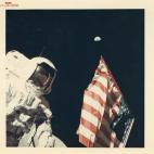 Eugene Cernan, Harrison Schmitt con la Tierra sobre la bandera de EE. UU., EVA 1, Apollo 17, diciembre de 1972