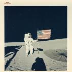 Edgar Mitchell, Alan Shepard y la bandera estadounidense, Apollo 14, febrero de 1971