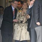 En la fotografía, Gallardón bromea con Sonsoles Espinosa, mujer del entonces presidente del Gobierno, José Luis Rodríguez Zapatero, a las puertas de la Clínica Ruber, tras el nacimiento, en mayo de 2007, de la segunda hija de los príncipes...